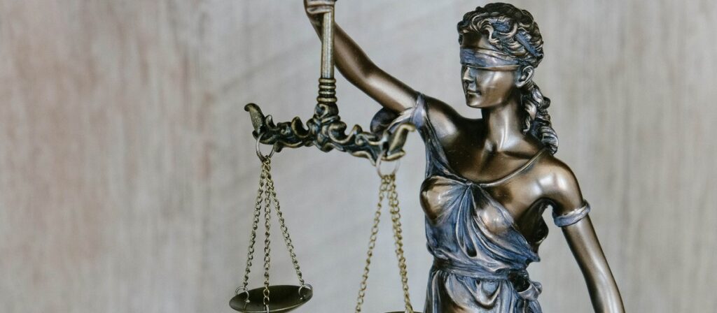 Άγαλμα της Θέμιδας με ζυγαριά, για τη νομική προστασία της κύριας κατοικίας